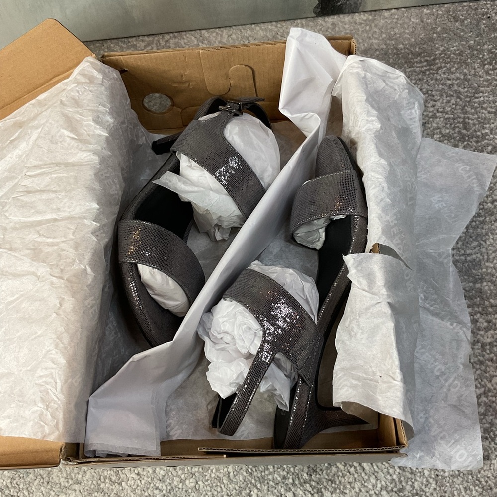 Kenneth Cole Reaction Dee Two Band Pewter Shimmery Slingback Sandals Size 7 NIB - Picture 13 of 15